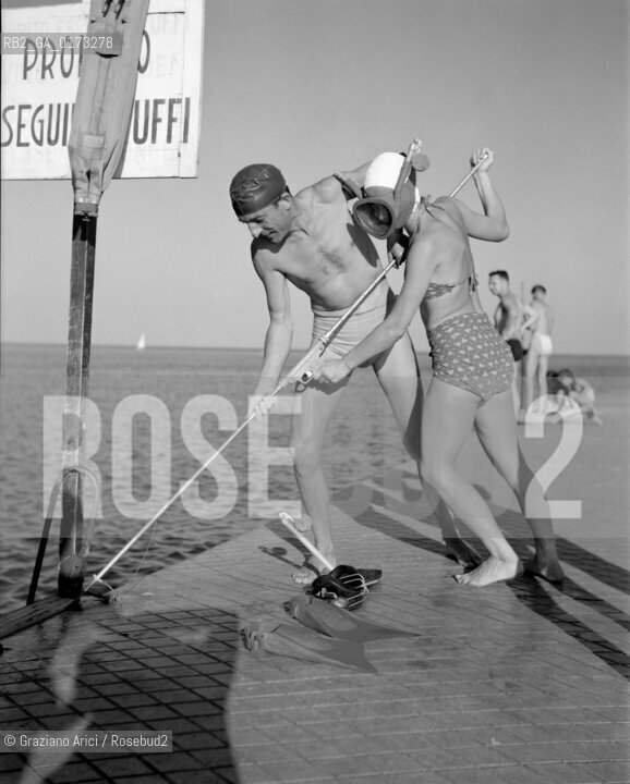 THE SCULPTOR TONI LUCARDA WITH HIS WIFE AT VENICE LIDO BEACH - 1948 © ARCHIVIO Graziano Arici/Rosebud2  / ARTE / SCULTORE / SPIAGGIA