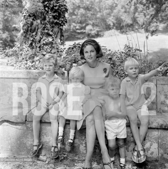 THE PRINCESS MARIA PIA DI SAVOIA WITH SONS DIMITRI MICHELE SERGIO AND ELENA AT HOME IN THE VILLA IN PRATOLINO - 1965 - © ARCHIVIO Graziano Arici/Rosebud2  / NOBILI / PRINCIPESSA