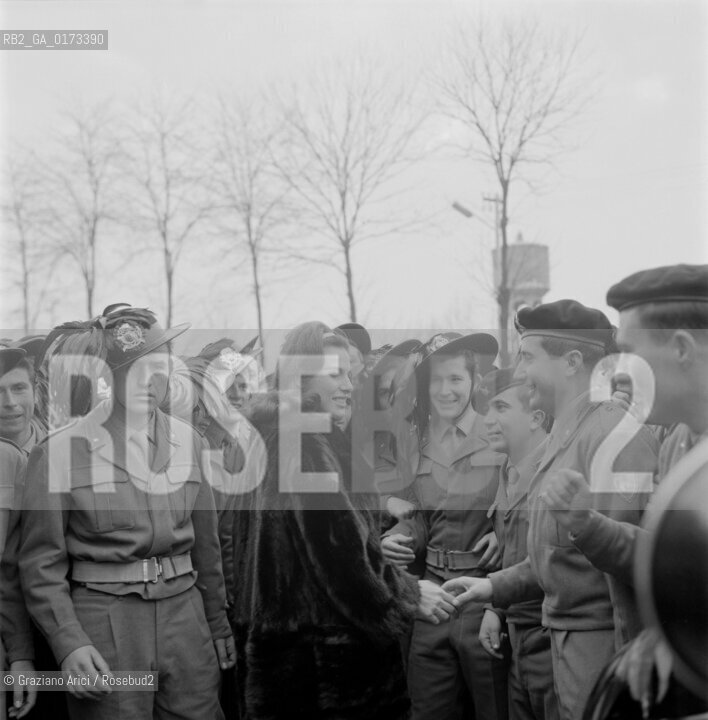 THE POP SINGER ORNELLA VANONI VISITING THE ARMY ON THE OCCASION OF HER CHRISTMAS CONCERT - 1962 - © ARCHIVIO Graziano Arici/Rosebud2  / MUSICA POP / CANTANTE / MILITARE