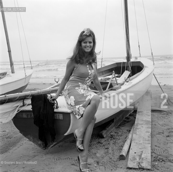 THE ACTRESS CLAUDIA CARDINALE AT THE INTERNATIONAL FILM FESTIVAL IN VENICE LIDO - 1965 - © ARCHIVIO Graziano Arici/Rosebud2  / ATTRICE / MOSTRA DEL CINEMA / SPIAGGIA / CINEMA