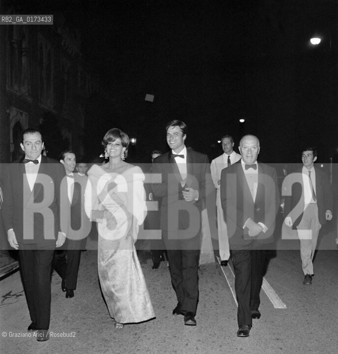THE ACTRESS CLAUDIA CARDINALE WITH THE DIRECTOR LUCHINO VISCONTI AND THE ACTORS JEAN SOREL AND RENZO RICCI AT THE INTERNATIONAL FILM FESTIVAL IN VENICE LIDO - 1965 - © ARCHIVIO Graziano Arici/Rosebud2  / ATTRICE / MOSTRA DEL CINEMA / CINEMA / ATTORE / REGISTA