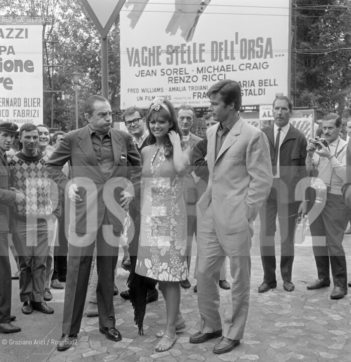 THE ACTRESS CLAUDIA CARDINALE WITH THE DIRECTOR LUCHINO VISCONTI AND THE ACTOR JEAN SOREL AT THE INTERNATIONAL FILM FESTIVAL IN VENICE LIDO - 1965 - © ARCHIVIO Graziano Arici/Rosebud2  / ATTRICE / MOSTRA DEL CINEMA / CINEMA / ATTORE / REGISTA