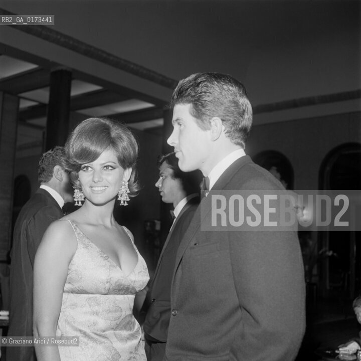 THE ACTRESS CLAUDIA CARDINALE WITH THE ACTOR WARREN BEATTY AT THE INTERNATIONAL FILM FESTIVAL IN VENICE LIDO - 1965 - © ARCHIVIO Graziano Arici/Rosebud2  / ATTRICE / MOSTRA DEL CINEMA / CINEMA / ATTORE