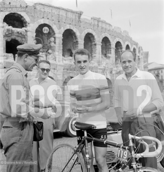 THE CYCLIST FLAVIANO VICENTINI IN VERONA - 1963 © ARCHIVIO Graziano Arici/Rosebud2  / SPORT / CICLISTA / AUTOGRAFO