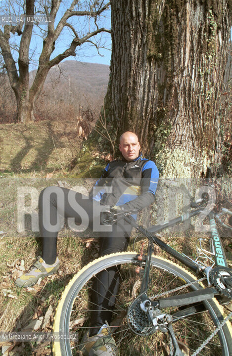 IL CRITICO DARTE MARCO GOLDIN IN BICICLETTA NELLA CAMPAGNA DI CISON - ©Graziano Arici/Rosebud2