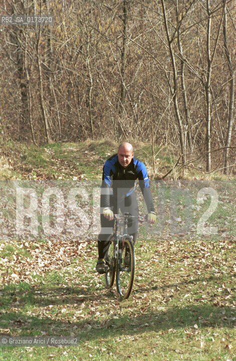 IL CRITICO DARTE MARCO GOLDIN IN BICICLETTA NELLA CAMPAGNA DI CISON - ©Graziano Arici/Rosebud2