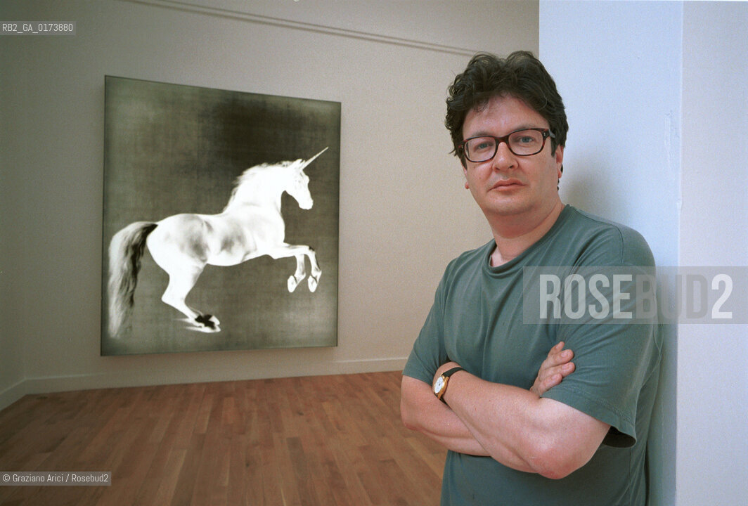 49¡ ESPOSIZIONE INTERNAZIONALE DARTE-  LA BIENNALE DARTE - ENGLISH PAVILLION - THE ARTIST MARK WALLINGER WITH THE WORK GHOST  -2001  @ Graziano Arici/Rosebud2 / ARTE / ARTIST
