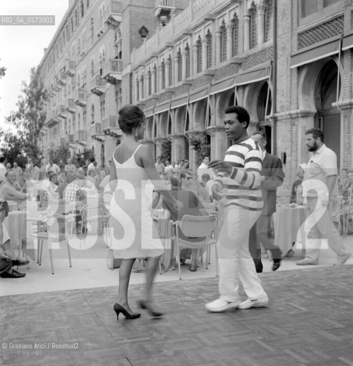 THE SINGER MARINO BARETTO JR WITH CARMEN CASTILLO AT VENICE LIDO - 1960 © ARCHIVIO Graziano Arici/Rosebud2  / MUSICA / CANTANTE / POP ROCK