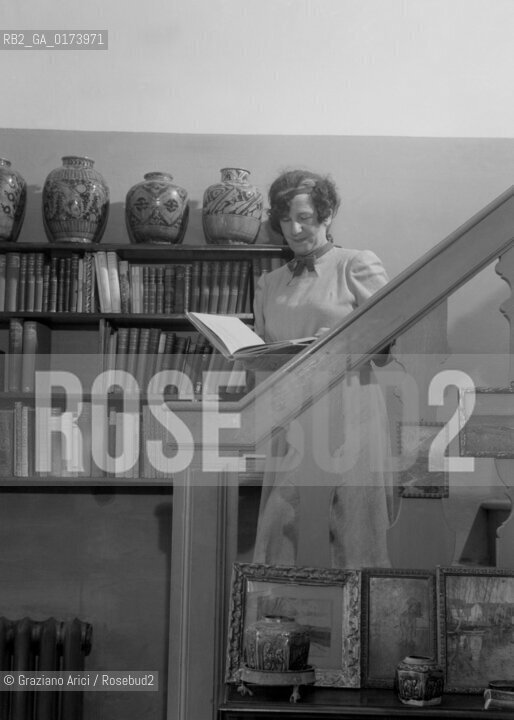 THE WRITER AND  EXPLORER FREYA STARK AT HOME IN ASOLO - 1946 © ARCHIVIO Graziano Arici/Rosebud2  / LETTERATURA / SCRITTRICE / ESPLORATRICE