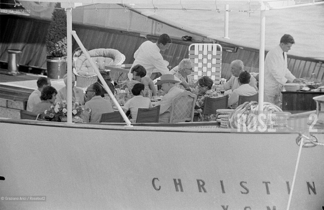 THE SHIP BUILDER ARISTOTELIS ONASSIS AND THE STATESMAN WINSTON CHURCHILL WITH HIS WIFE ON THE YACHT  CHRISTINA  IN VENICE - 1960 © ARCHIVIO Graziano Arici/Rosebud2  /  ECONOMIA / POLITICA / PANFILO / ARMATORE