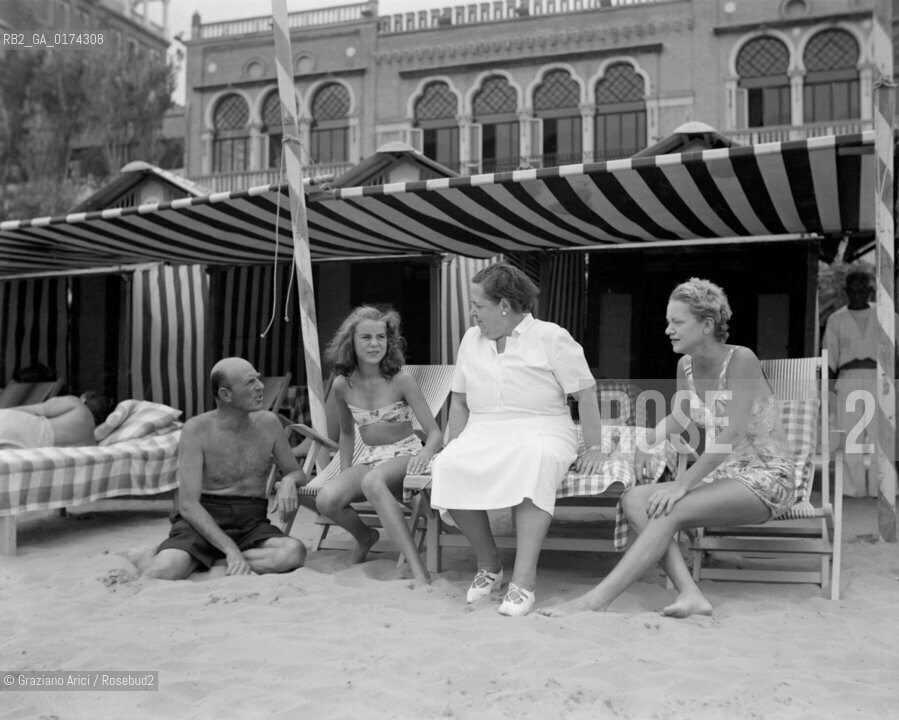 THE JOURNALIST ELSA MAXWELL WITH  DAPHNE KANE SALMONA, RITA KANE SALMONA AND RICCARDO SALMONA AT VENICE LIDO BEACH - 1948 - © ARCHIVIO Graziano Arici/Rosebud2  / GIORNALISTA / LETTERATURA / NOBILTA / SPIAGGIA