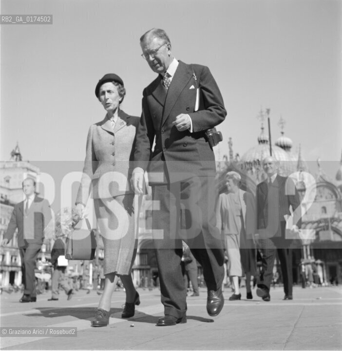 THE KING GUSTAVO OF SWEDEN WITH HIS WIFE THE QUEEN IN ST. MARKS SQUARE IN VENICE - 1954 - © ARCHIVIO Graziano Arici/Rosebud2  / NOBILTA / RE / PIAZZA SAN MARCO