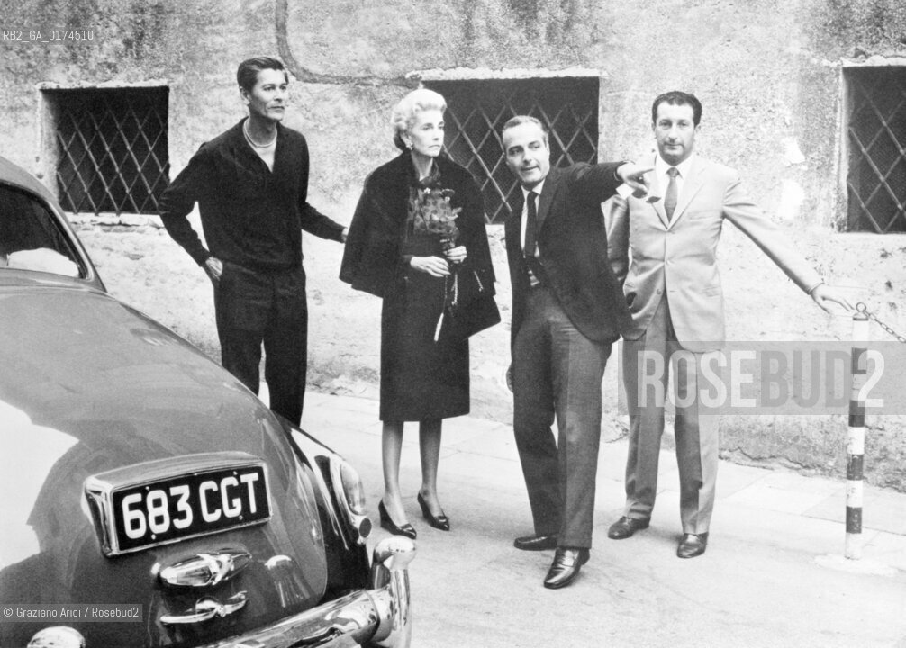 BARBARA HUTTON WITH HER HUSBAND DOAM DE CHAMPASSAK AT VENICE LIDO - © ARCHIVIO Graziano Arici/Rosebud2  / ECONOMIA