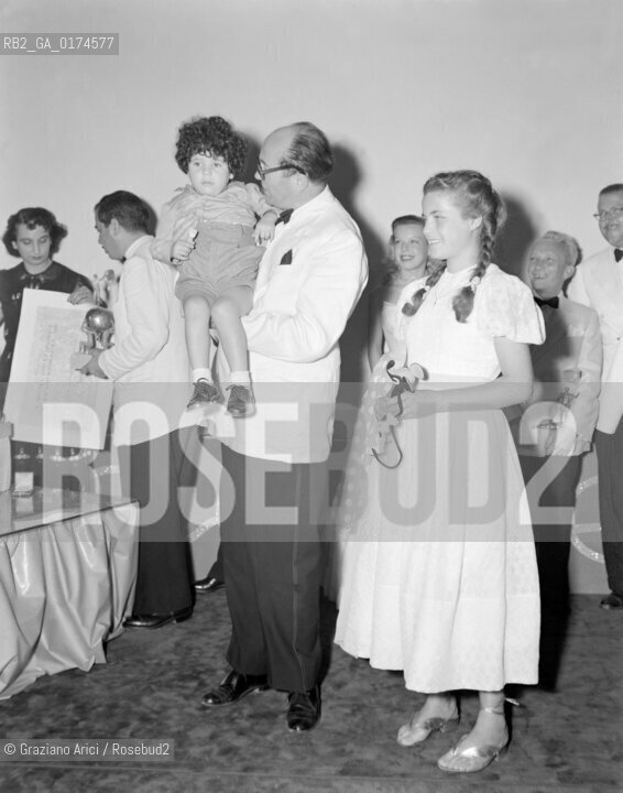 THE MINISTER GIOVANNI PONTI WITH THE CHILDREN ACTING IN THE MOVIE  CIELO SULLA PALUDE DIRECTED BY AUGUSTO GENINA AT X INTERNATIONAL FILM FESTIVAL OF VENICE - 1949 © ARCHIVIO Graziano Arici/Rosebud2  / MOSTRA DEL CINEMA / POLITICA / MINISTRO