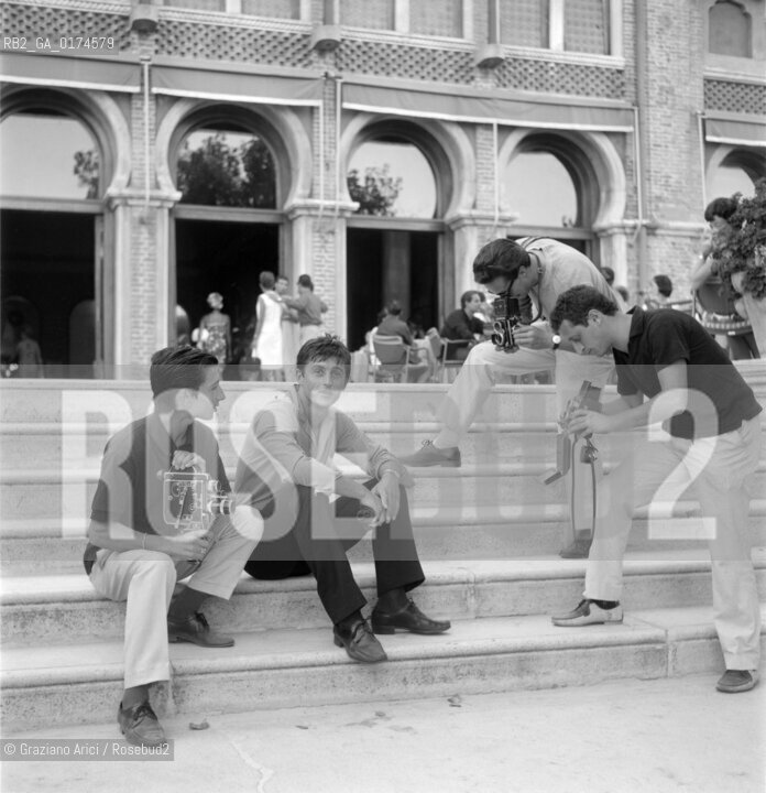 THE POP SINGER TONY RENIS AT THE XXV INTERNATIONAL FILM FESTIVAL IN VENICE LIDO  - 1964 © ARCHIVIO Graziano Arici/Rosebud2  /  MUSICA POP / CANTANTE POP / FOTOGRAFO / MOSTRA DEL CINEMA