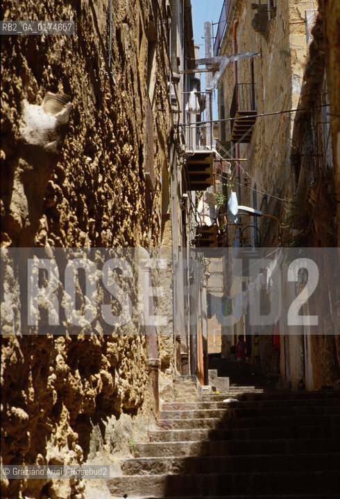 SICILIA  , AGRIGENTO  : STRADINA DEL CENTRO  - © 2002 Graziano Arici/Rosebud2 / GEO /