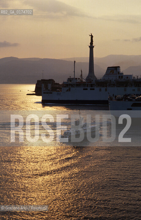 SICILIA  , MESSINA : VEDUTA DELLO STRETTO    - © 2002 Graziano Arici/Rosebud2 / GEO / NAVE
