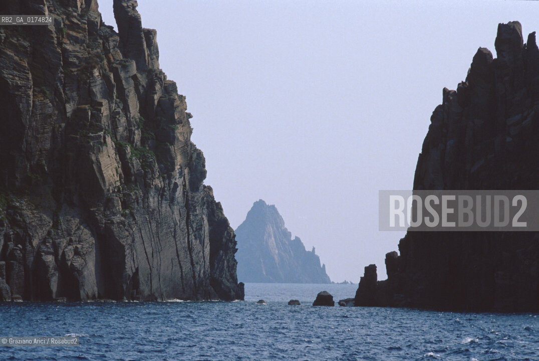 SICILIA  , ( ARCIPELAGO DELLE ISOLE EOLIE) ISOLA DI PANAREA - SCOGLIO DI BASILUZZO   - © 2002 Graziano Arici/Rosebud2 / GEO / MARE