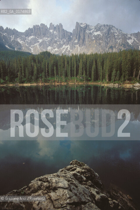 ALTO ADIGE (SUDTIROL), BOLZANO, LAGO DI CAREZZA (KARERSEE) CON IL MASSICCIO DEL LATEMAR  :   - © 2002 Graziano Arici/Rosebud2 / GEO / MONTAGNA
