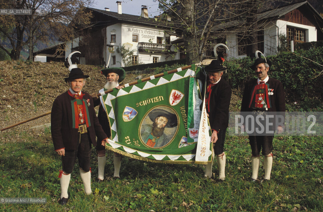 ALTO ADIGE (SUDTIROL), BOLZANO, SAN LEONARDO IN VAL PASSIRIA (ST.LEONHARD IN PASSEIER) : SCHUETZEN DAVANTI ALLA  CASA NATALE DI ANDREAS HOFER E CAPPELLA VOTIVA  - © 2002 Graziano Arici/Rosebud2 / GEO / PROBLEMA ALTOATESINO