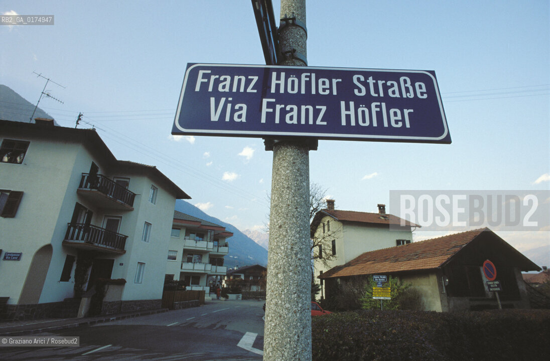 ALTO ADIGE (SUDTIROL), MERANO, STRADA DEDICATA A UN ESPONENTE POLITICO UCCISO NELLA LOTTA CONTRO LO STATO ITALIANO   -O- © 2002 Graziano Arici/Rosebud2 / GEO / PROBLEMA ALTOATESINO