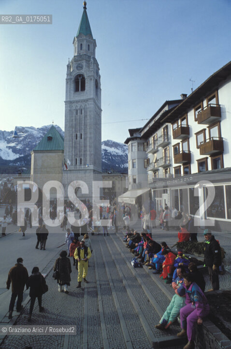 VENETO, CORTINA DAMPEZZO  (BELLUNO) : CORSO ITALIA E CHIESA PAROCCHIALE: PIAZZA ROMA  -  © 2002 Graziano Arici/Rosebud2 / GEO /