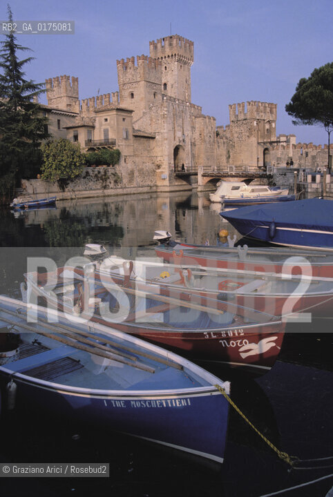 VENETO, LAGO DI GARDA (VERONA) : SIRMIONE, IL CASTELLO -  © 2002 Graziano Arici/Rosebud2 / GEO /