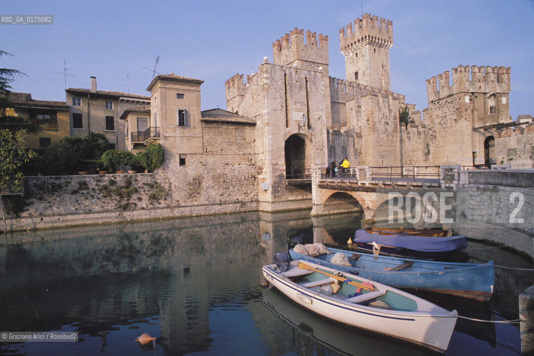 VENETO, LAGO DI GARDA (VERONA) : SIRMIONE, IL CASTELLO -  © 2002 Graziano Arici/Rosebud2 / GEO /