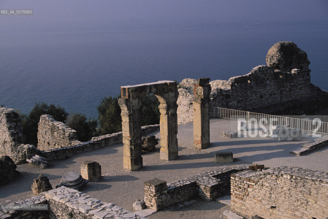 VENETO, LAGO DI GARDA (VERONA) : SIRMIONE, LE GROTTE (VILLA ) DI CATULLO -  © 2002 Graziano Arici/Rosebud2 / GEO / ARCHEO