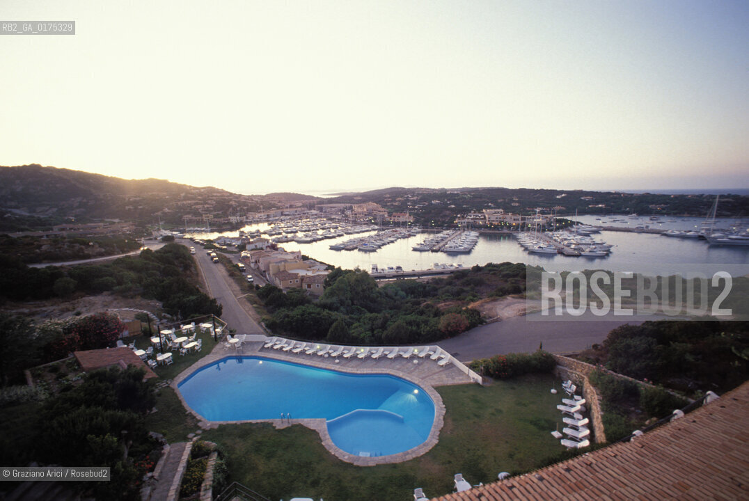 SARDEGNA, COSTA SMERALDA :  (SASSARI)  © 2002 Graziano Arici/Rosebud2 / GEO / MARE / PISCINA
