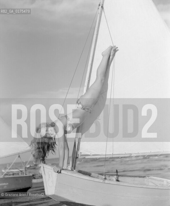 THE PRINCESS OF BRANCIFORTE ONDINA MARIS AT VENICE LIDO BEACH - 1950 - © ARCHIVIO Graziano Arici/Rosebud2  / NOBILTA / PRINCIPE / SPIAGGIA / BARCA