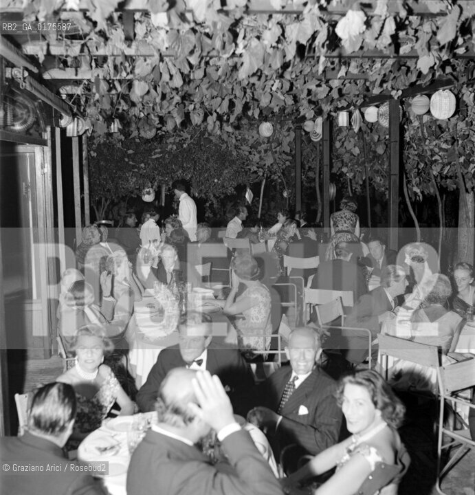 BARBARA HUTTONS PARTY IN LOCANDA CIPRIANI IN TORCELLO ( VENICE ) - 1957  - © ARCHIVIO Graziano Arici/Rosebud2  / NOBILE  / NOBILTA / FESTA