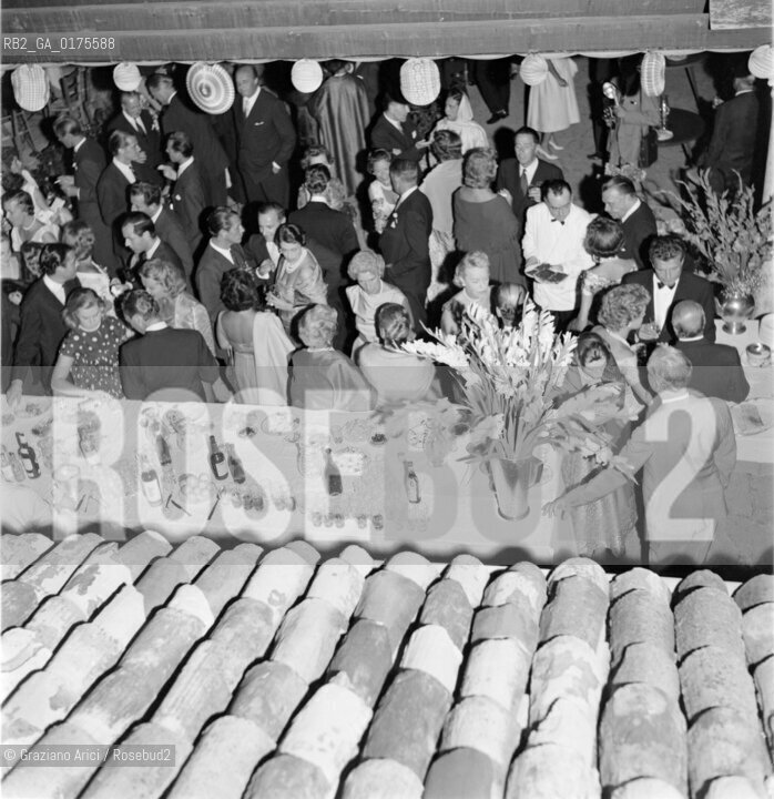 BARBARA HUTTONS PARTY IN LOCANDA CIPRIANI IN TORCELLO : (VENICE ) - 1957  - © ARCHIVIO Graziano Arici/Rosebud2  / NOBILE / NOBILTA / FESTA