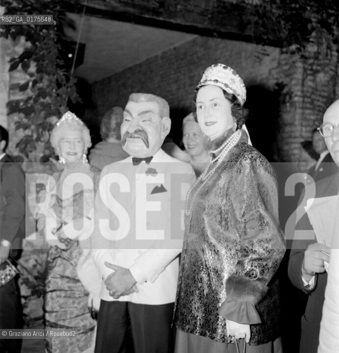 THE PRINCE SANDRO PALLAVICINI WITH THE EMPRESS ZITA DAUSTRIA IN VENICE - 1953 - @ ARCHIVIO Graziano Arici/Rosebud2 / NOBILTA / PRINCIPE / IMPERATORE