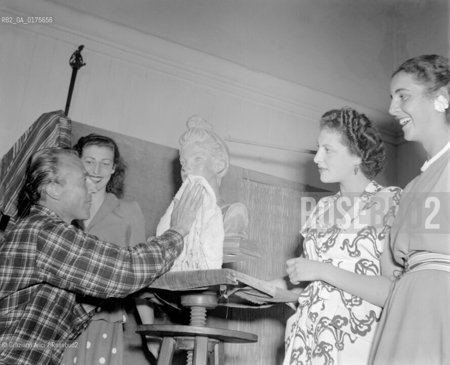THE DUKESSES FRANCESCA E MARITZ OF CADAVAL WITH THE PRINCESS MARILENA PIGNATELLI AT THE SCULPTOR TONI LUCARDAS HOME - VENICE - 195? © ARCHIVIO Graziano Arici/Rosebud2  / NOBILTA / PRINCIPE / MARCHESE / ARTE / SCULTORE