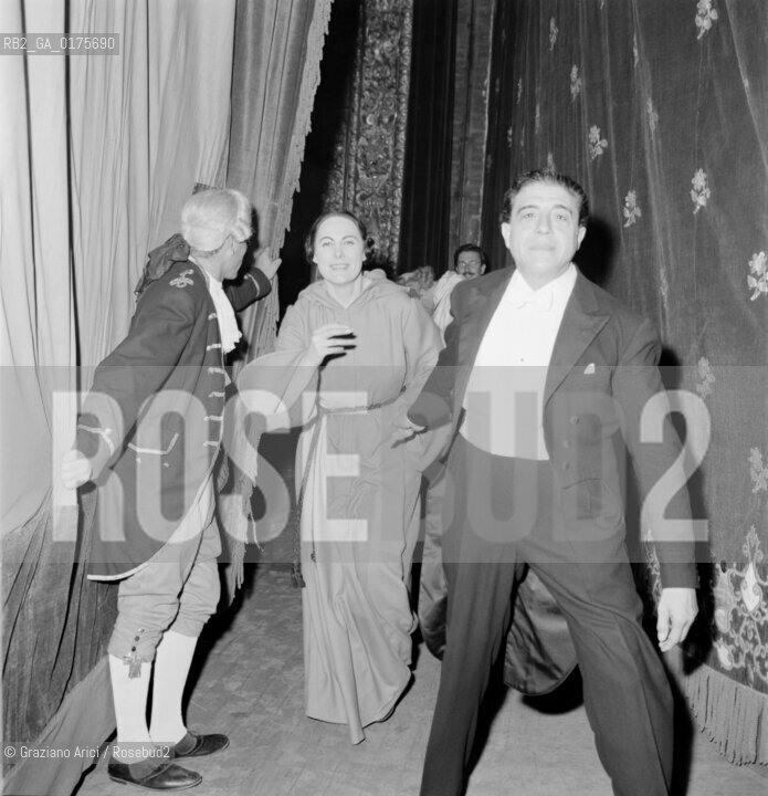 THE OPERA SINGER RENATA TEBALDI WITH THE CONDUCTOR OLIVIERO DE FABRITIIS AT LA FENICE THEATRE IN VENICE - 1957 - © ARCHIVIO Graziano Arici/Rosebud2  / MUSICA LIRICA / CANTANTE LIRICO / TEATRO /  LA FORZA DEL DESTINO DI G. VERDI