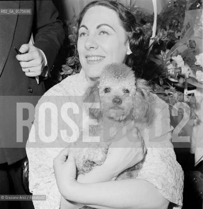 THE OPERA SINGER RENATA TEBALDI AT LA FENICE THEATRE IN VENICE - 1957 - © ARCHIVIO Graziano Arici/Rosebud2  / MUSICA LIRICA / CANTANTE LIRICO / TEATRO /  LA FORZA DEL DESTINO DI G. VERDI / CANE