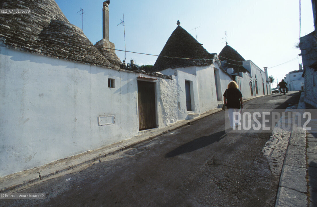 PUGLIA  ,  ( BARI)   ALBEROBELLO : TRULLI  - © 2002 Graziano Arici/Rosebud2 / GEO / ARCHITETTURA /