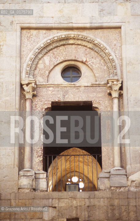 PUGLIA  ,  ( BARI)   ANDRIA  : CASTEL DEL MONTE - © 2002 Graziano Arici/Rosebud2 / GEO / ARCHITETTURA / CASTELLO / FINESTRA