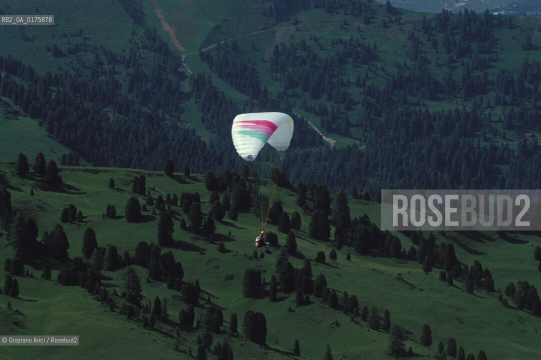 TRENTINO , (TRENTO) : PARAPENDIO NELLALPE DI SIUSI  - © 2002 Graziano Arici/Rosebud2 / GEO / MONTAGNA / PARACADUTE
