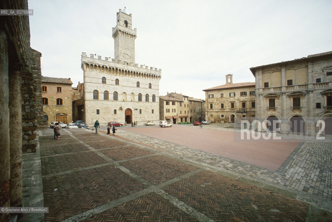 TOSCANA , (SIENA) : MONTEPULCIANO - PIAZZA GRANDE E PALAZZO COMUNALE   - © 2002 Graziano Arici/Rosebud2 / GEO