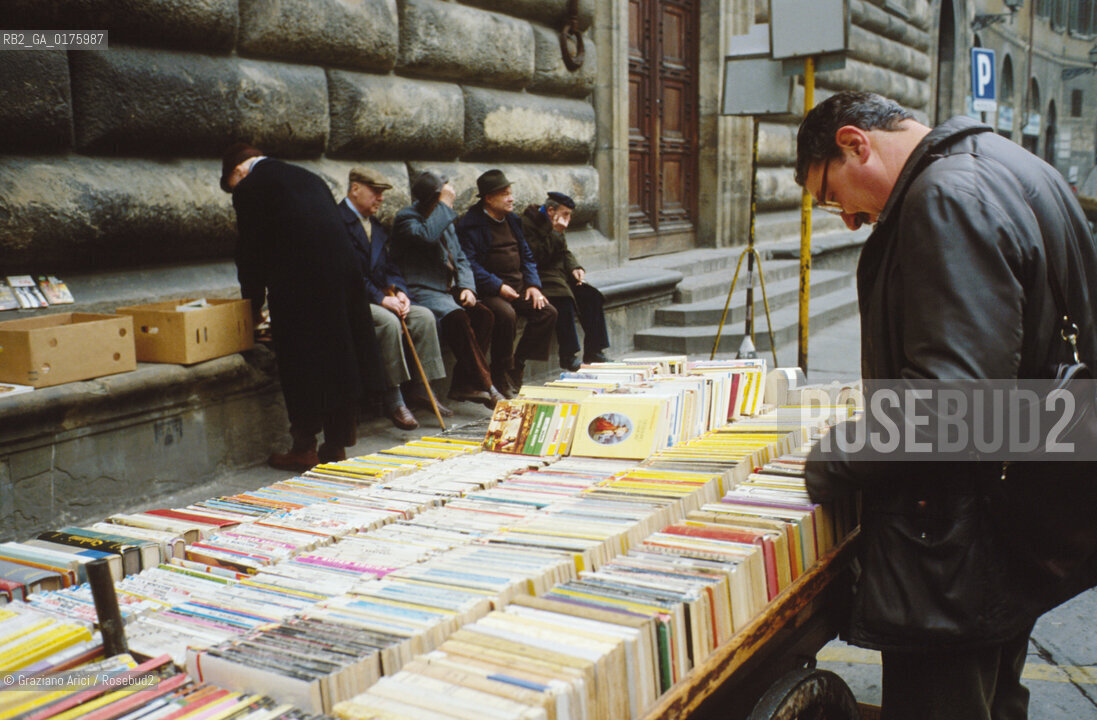 TOSCANA , FIRENZE : MERCATINO DI LIBRI A S.CROCE  - © 2002 Graziano Arici/Rosebud2 / GEO /