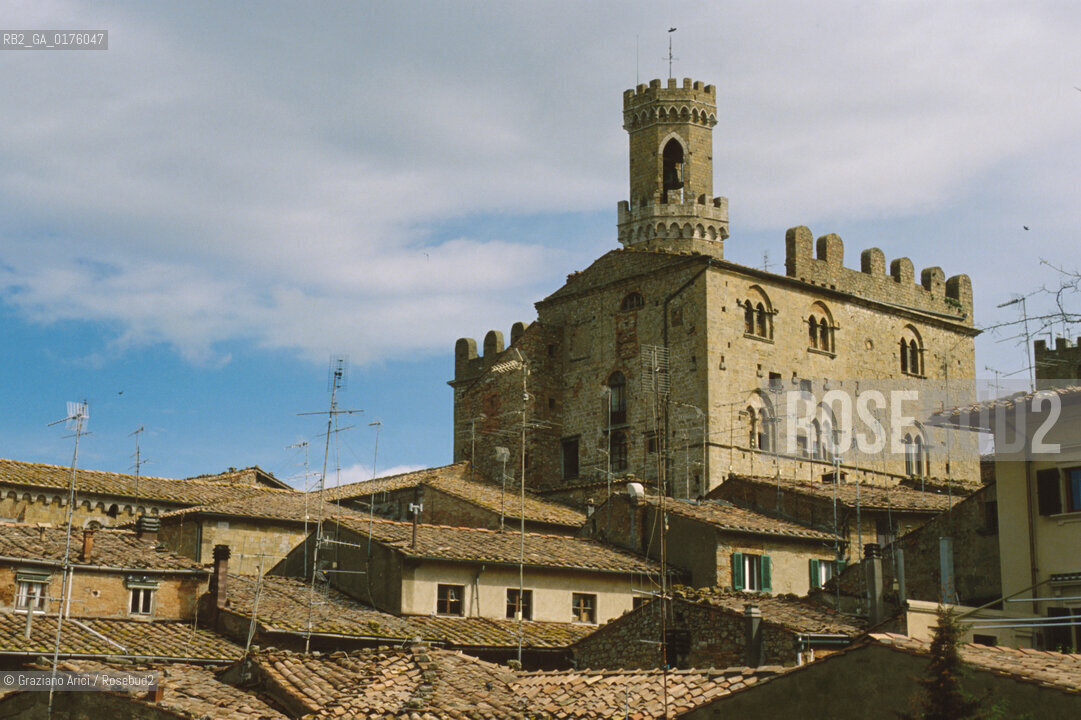 TOSCANA , (PISA) : PALAZZO DEI PRIORI   - © 2002 Graziano Arici/Rosebud2 / GEO / ROMANICO