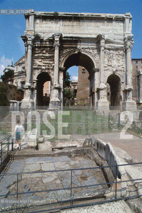 LAZIO, ROMA :  FORO ROMANO - ARCO DI SETTIMIO SEVERO E LAPIS NIGER   - © 1995 Graziano Arici/Rosebud2 / GEO / ARCHEO /