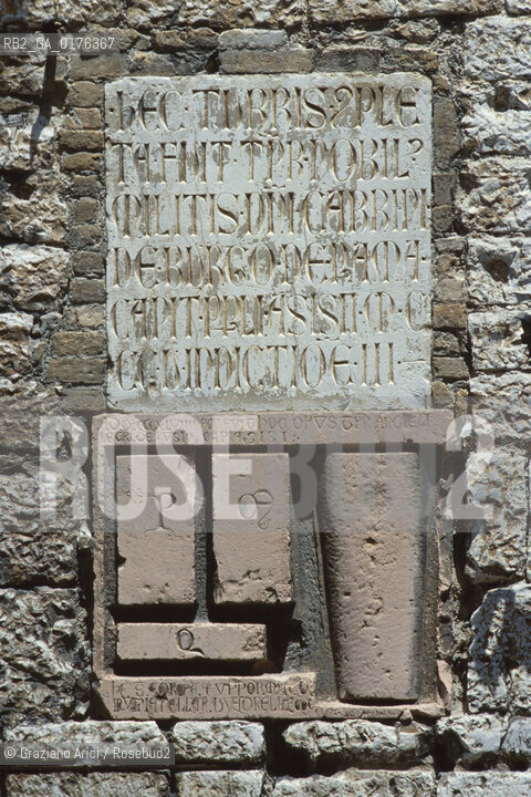 UMBRIA, ASSISI : PESI E MISURE DI MERCATO   - © 2002 Graziano Arici/Rosebud2 / GEO