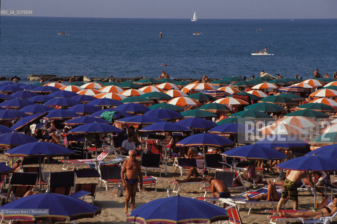 EMILIA-ROMAGNA, (FORLI) RIMINI : LA SPIAGGIA  - © 2002 Graziano Arici/Rosebud2 / GEO
