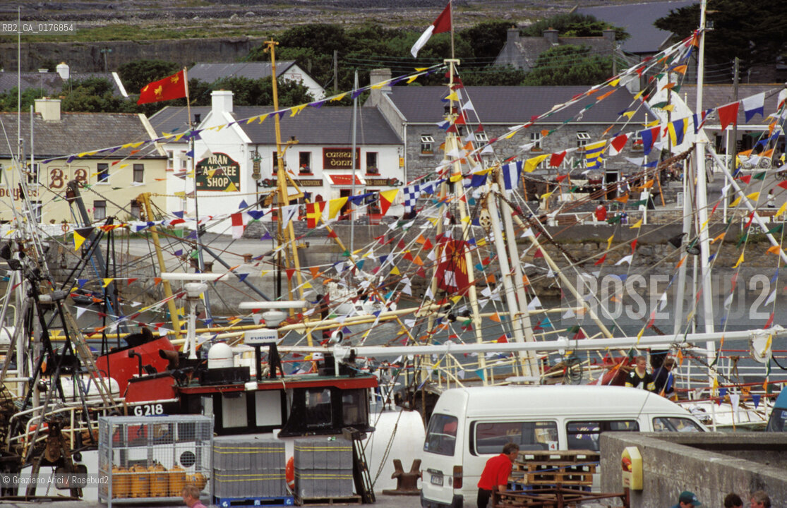 IRLANDA (ARAN ISLANDS) INISHMORE : BARCHE DA PESCA NEL PORTO DI KILRONAN - © 2002 Graziano Arici/Rosebud2 / GEO / ISOLA