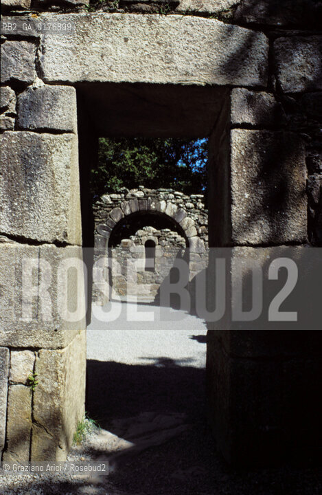 IRLANDA (LEINSTER) GLENDALOUGH : TEMPLE NA-SKELLING ( CHIESA DI SAN KEVIN)    - © 2002 Graziano Arici/Rosebud2 / GEO
