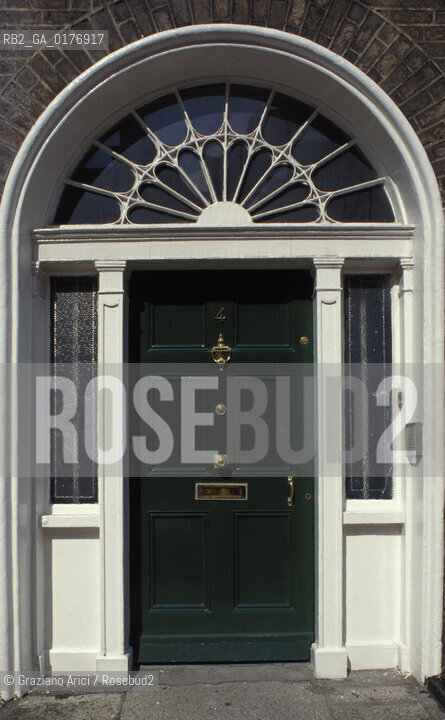 IRLANDA , DUBLINO : MERRION SQUARE   - © 2002 Graziano Arici/Rosebud2 / GEO /PIAZZA / ARCHITETTURA GEORGIANA / MATTONE / PORTA /