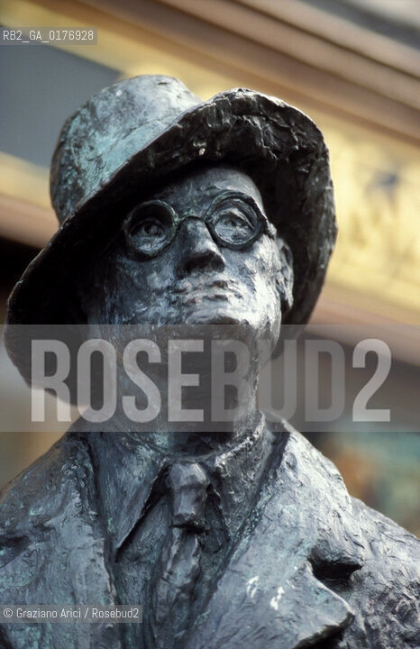 IRLANDA , DUBLINO : STATUA A JAMES JOYCE   - © 2002 Graziano Arici/Rosebud2 / GEO /  LETTERATURA
